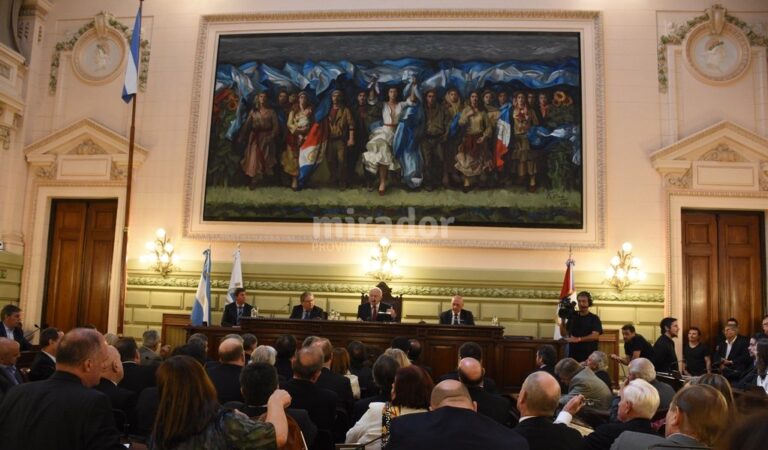 'La Constitución guía al Pueblo'. Nunca más apropiada la obra del muralista Guillermo Roux para el discurso del gobernador