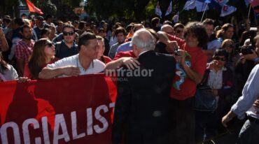 Al gobernador con cariño. Lifschitz antes de ingresar a la Legislatura fue a saludar a los cientos de socialistas que lo esperaron en la Plaza de la Legislatura. Flavio Raina
