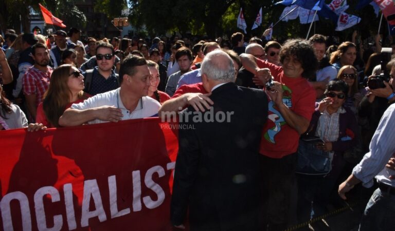 Al gobernador con cariño. Lifschitz antes de ingresar a la Legislatura fue a saludar a los cientos de socialistas que lo esperaron en la Plaza de la Legislatura. Flavio Raina