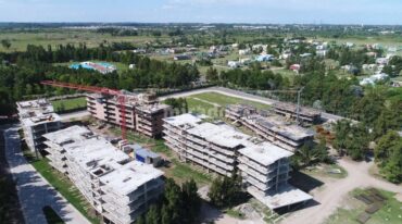 El lugar. Hay ya cuatro torres avanzadas; detrás se ve el barrio Palos Verdes y más allá la pileta e instalaciones del club. Gentileza Pilay