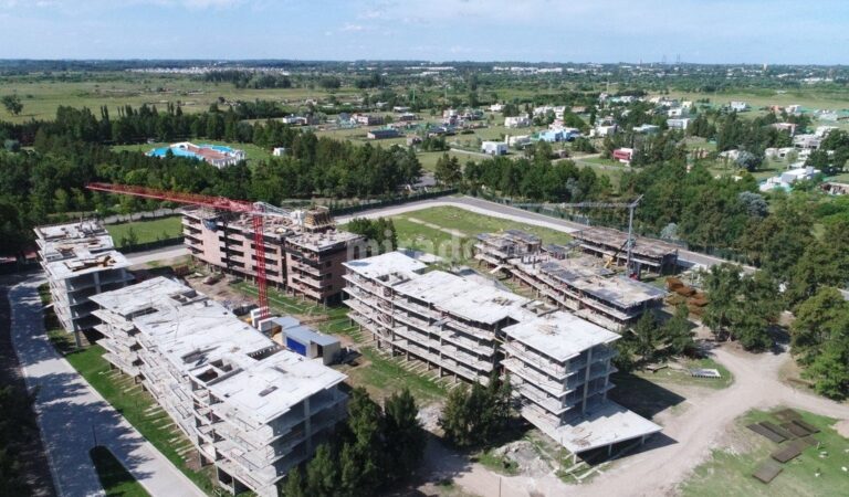 El lugar. Hay ya cuatro torres avanzadas; detrás se ve el barrio Palos Verdes y más allá la pileta e instalaciones del club. Gentileza Pilay