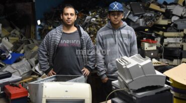 Los recicladores buscan recolectar todos los residuos informáticos domiciliarios que recoge la Municipalidad de Rosario. Gentileza: prensa Municipalidad de Rosario.