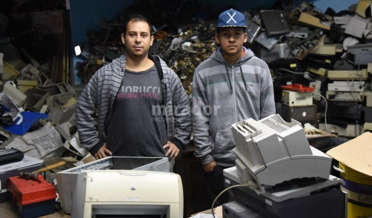 Los recicladores buscan recolectar todos los residuos informáticos domiciliarios que recoge la Municipalidad de Rosario. Gentileza: prensa Municipalidad de Rosario.