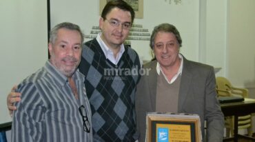 José Luis Rodríguez y Juan José Sarasola homenajearon a Aquilano. Gentileza: prensa Municipalidad de Casilda.