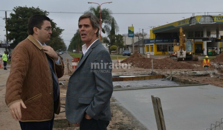 El intendente de Casilda y el administrador provincial observaron los trabajos que se realizan en esa localidad. Gentileza: prensa Municipalidad de Casilda.