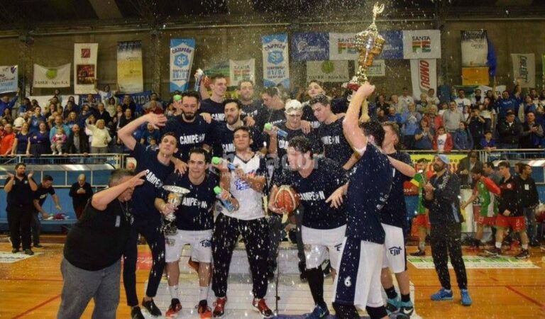 El mejor. Santa Paula de Gálvez festejó largamente el título obtenido y el pasaporte al Torneo Federal. Gentileza: prensa FBPSF.