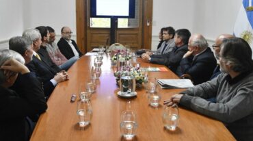 Biotecnólogos de Keclon reunidos con las autoridades provinciales y representantes de la aceitera Molinos