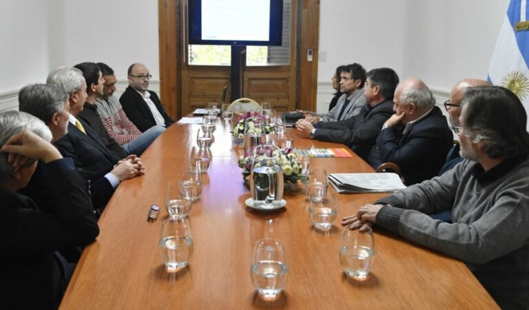 Biotecnólogos de Keclon reunidos con las autoridades provinciales y representantes de la aceitera Molinos