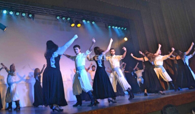 Homenaje. El elenco estable del Ballet Municipal de Firmat representó 'Destejiendo el tiempo'