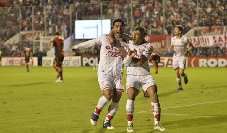 Nelson Acevedo festeja su gol
