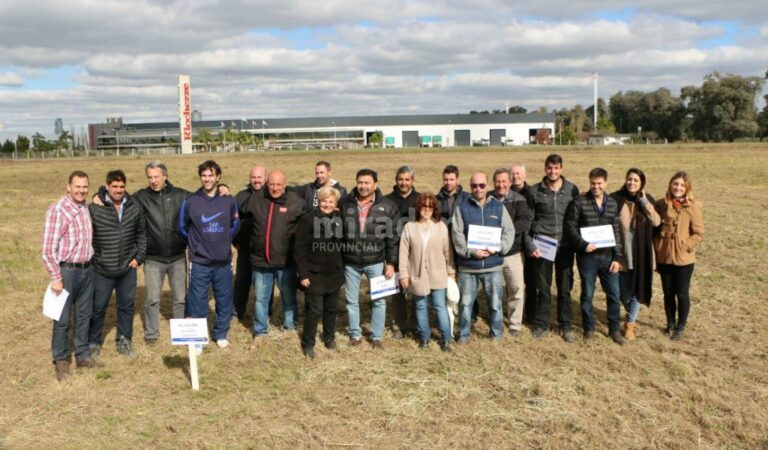 La intendenta Clérici acompañó a los empresarios que radicarán sus firmas en el área nueva. Gentileza: prensa Municipalidad de Cañada de Gómez.