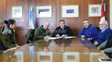 El comandante Brilloni y el intendente Castellano acordaron el arribo de más uniformados. Gentileza: prensa Municipalidad de Rafaela.