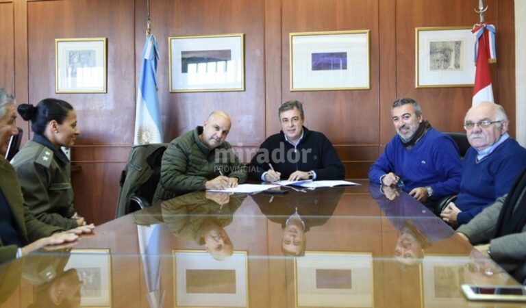 El comandante Brilloni y el intendente Castellano acordaron el arribo de más uniformados. Gentileza: prensa Municipalidad de Rafaela.