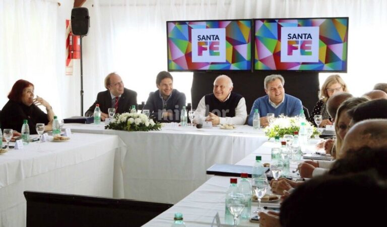 El gobernador hizo su primera reunión de gabinete en Reconquista en su 12ª visita a esa ciudad. Gentileza: prensa Gobierno de Santa Fe.