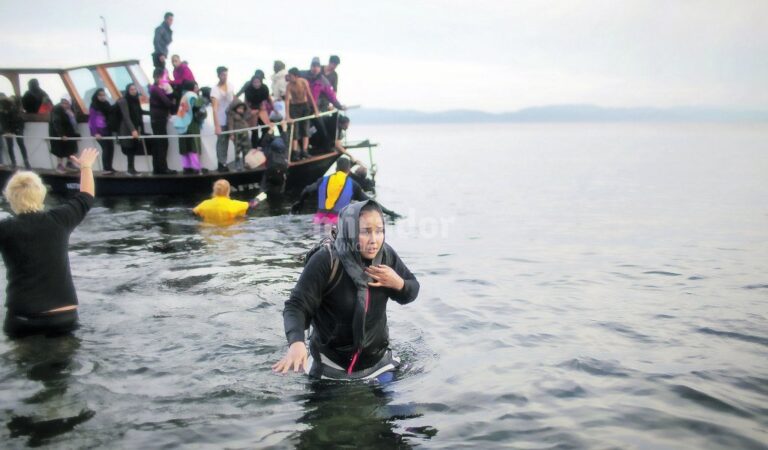 En el Mediterráneo son miles de voluntarios y técnicos (de Cruz Roja) que están cubriendo todas las costas de los países europeos y también de 'enfrente'