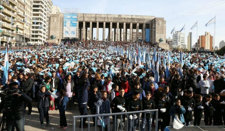 El acto contó con la participación de chicos que asisten a colegios ubicados en Rosario