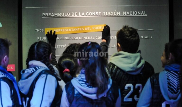 Los visitantes pueden aprender jugando sobre la Carta Magna en Tecnópolis. Gentileza: prensa Municipalidad de Santa Fe.