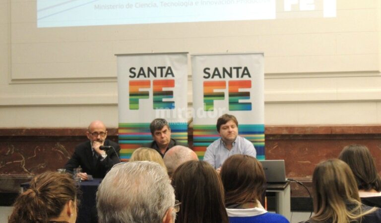 El ministro Matozo (al centro) en una reunión con autoridades universitarias y emprendedores. Gentileza: prensa Gobierno de Santa Fe.