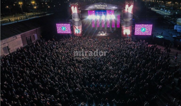 Marcela Morelo y Soledad Pastorutti cantaron en el escenario de la muestra itinerante organizada por el Estado nacional. Gentileza: prensa Municipalidad de Santa Fe.