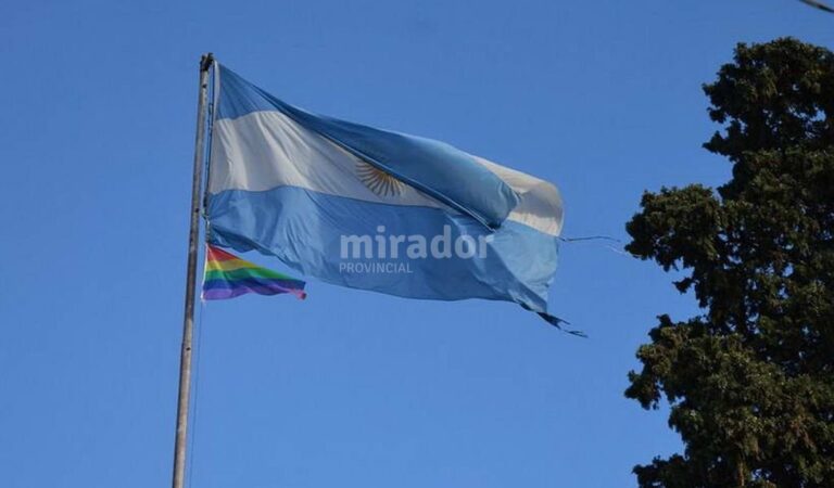 La enseña que identifica a la comunidad gay fue izada en la plaza céntrica venadense. Gentileza: prensa Municipalidad de Venado Tuerto.