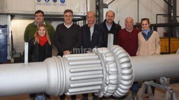 La colocación del mástil nuevo demandará horas de trabajo de parte de un gran grupo de gente. Gentileza: prensa Municipalidad de Rafaela.
