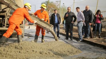 El plan abarca asfaltar unas 50 cuadras de hormigón en distintos puntos de la capital provincial. Gentileza: prensa Municipalidad de Santa Fe.