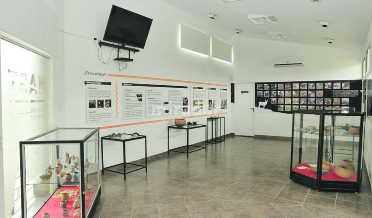 Vista interior. En el MAST están expuestos una gran cantidad de elementos encontrados en el sitio arqueológico santotomesino. Luis Cetraro.