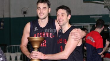 Celebración. Omar Cantón (12) y Pablo Fernández (10) y la copa del campeonato. Manuel Fabatía.