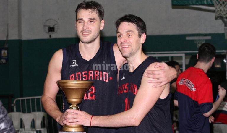 Celebración. Omar Cantón (12) y Pablo Fernández (10) y la copa del campeonato. Manuel Fabatía.