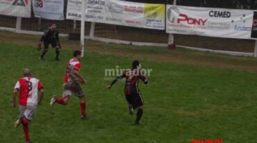 Goleada. Defensores se hizo amo y señor del juego ante la desesperación y desorden de Barraca que veía cómo sus chances de clasificar se esfumaban. Gentileza: José Basse.