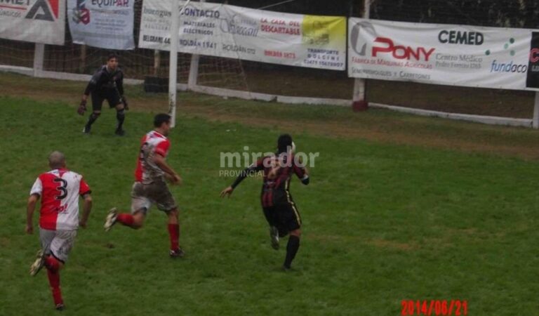 Goleada. Defensores se hizo amo y señor del juego ante la desesperación y desorden de Barraca que veía cómo sus chances de clasificar se esfumaban. Gentileza: José Basse.