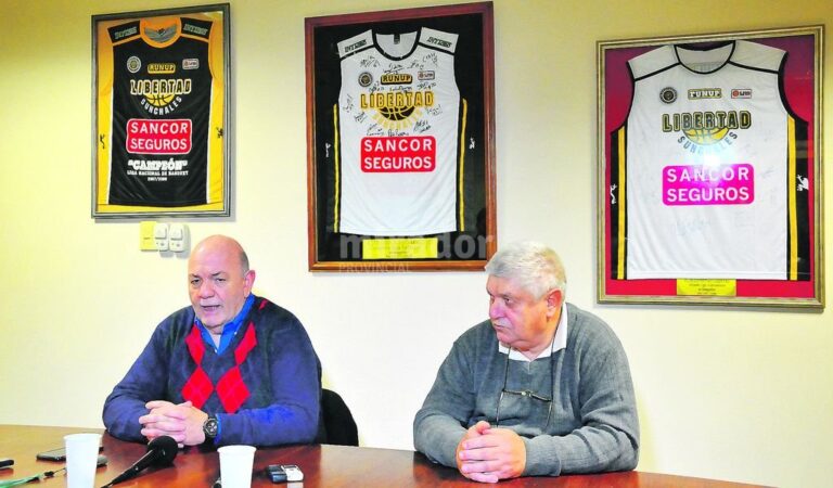 Conferencia. El presidente Eduardo Grosso (izquierda) y uno de sus colaboradores ('Chingo' Bellato) en la rueda de prensa que brindó Libertad de Sunchales. Gentileza: prensa Club Libertad.