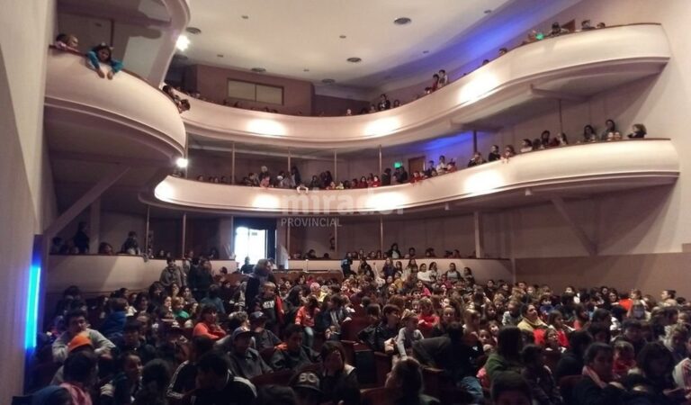 La gente acudió masivamente al teatro a ver los espectáculos para chicos en la primera semana de receso. Gentileza: prensa Municipalidad de Casilda.