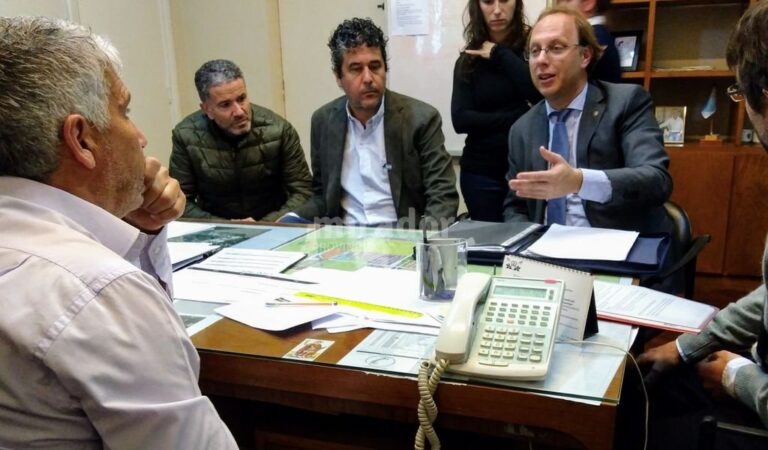 El ministro Saglione le entregó los fondos al intendente Berti. Gentileza: prensa Municipio de Villa Constitución.