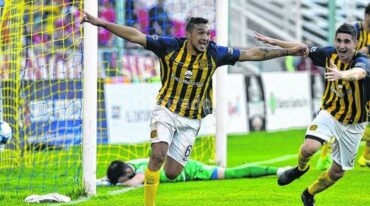 Fernando Alarcón festeja su gol