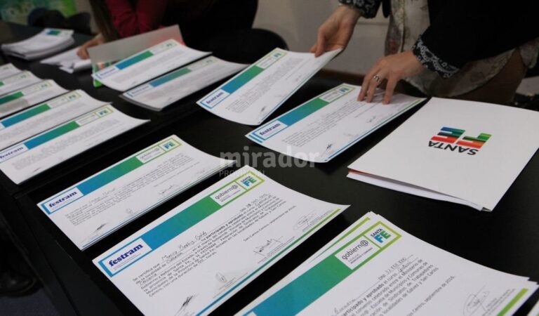 Recibirán sus diplomas 119 trabajadores municipales y comunales de 13 localidades de los departamentos Rosario