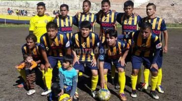 En la cancha. Los jugadores con la indumentaria muy similar a la del original Rosario Central. Una historia increíble.
