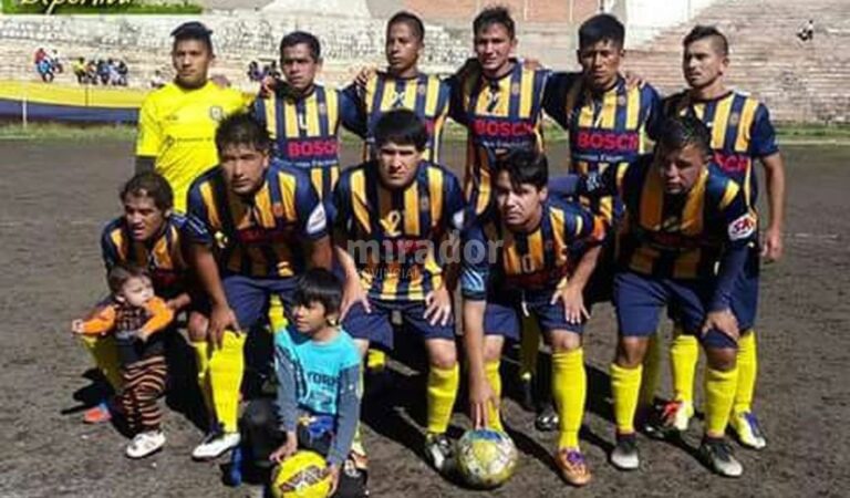 En la cancha. Los jugadores con la indumentaria muy similar a la del original Rosario Central. Una historia increíble.