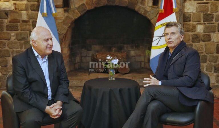 Miguel Lifschitz y Mauricio Macri reunidos con las banderas de Argentina y Santa Fe detrás. Gentileza: prensa Gobierno de Santa Fe.