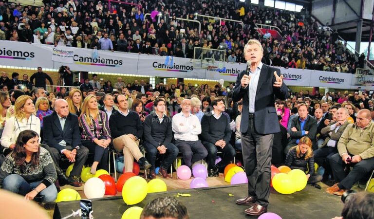 Bien de campaña. Macri habla mientras escuchan candidatos y autoridades a quienes vino a respaldar de cara a las Paso del 13 agosto. Gentileza: prensa Cambiemos.