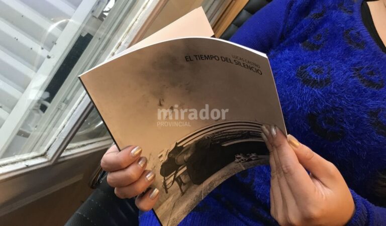 La obra aborda el tema de la siesta con textos de Lucas Castro y una serie de 19 fotografías. Gentileza: prensa Gobierno de Santa Fe.