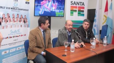 Orgullo santafesino. Las autoridades en un momento de la presentación. El plantel de Argentina Sub 18 que participará en el Campeonato Mundial tiene una fuerte presencia provincial. Gentileza: prensa Gobierno de Santa Fe.