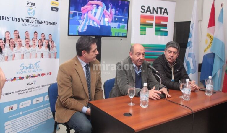 Orgullo santafesino. Las autoridades en un momento de la presentación. El plantel de Argentina Sub 18 que participará en el Campeonato Mundial tiene una fuerte presencia provincial. Gentileza: prensa Gobierno de Santa Fe.
