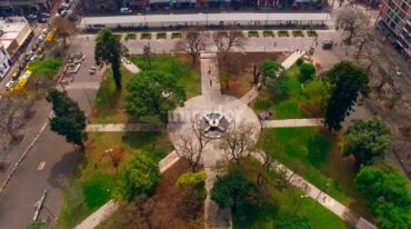 Donde estaba antiguamente la laguna Sánchez está la plaza Sarmiento desde hace décadas. Un punto importante del transporte en Rosario. Gentileza: prensa Municipalidad de Rosario.