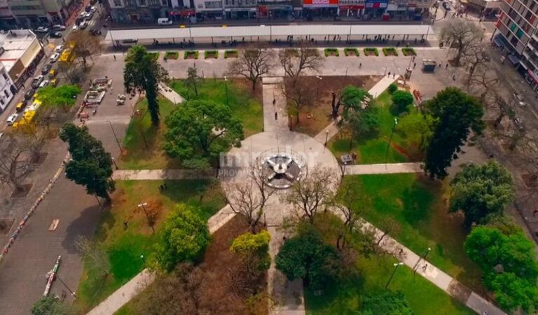 Donde estaba antiguamente la laguna Sánchez está la plaza Sarmiento desde hace décadas. Un punto importante del transporte en Rosario. Gentileza: prensa Municipalidad de Rosario.