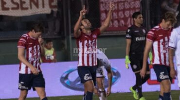 Lucas Gamba festeja su gol