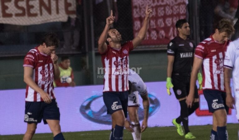 Lucas Gamba festeja su gol
