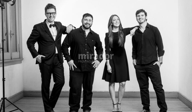 El equipo completo de Espacio Auge. Los organizadores Farina y Pavía