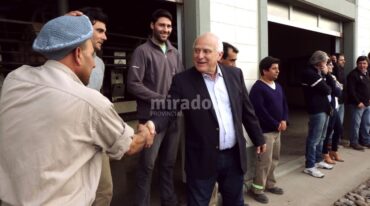 El gobernador estuvo en Christophersen y visitó el tambo modelo de AdecoAgro. Gentileza: prensa Gobierno de Santa Fe.