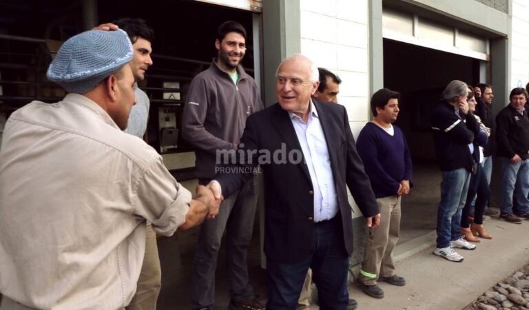 El gobernador estuvo en Christophersen y visitó el tambo modelo de AdecoAgro. Gentileza: prensa Gobierno de Santa Fe.